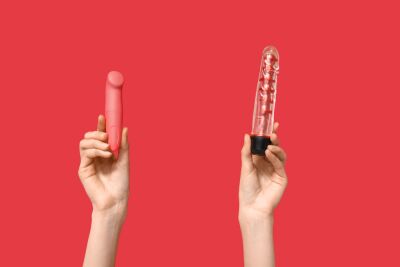 Dildo nebo vibrátor? Rozdíly, použití a jak vybrat nejlepší produkt pro sebe